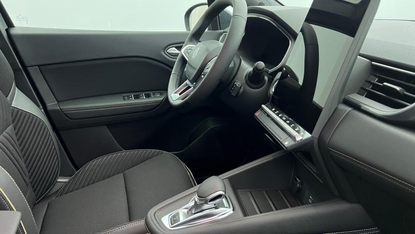 Aperçu du véhicule : E-Tech full hybrid 145 Iconic Noir Etoilé avec 800€ d'équipements inclus