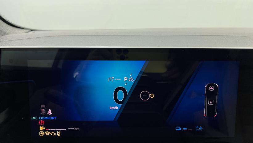 Aperçu du véhicule : E-Tech full hybrid 200 Iconic Blanc Nacré avec 1000€ d'équipements inclus