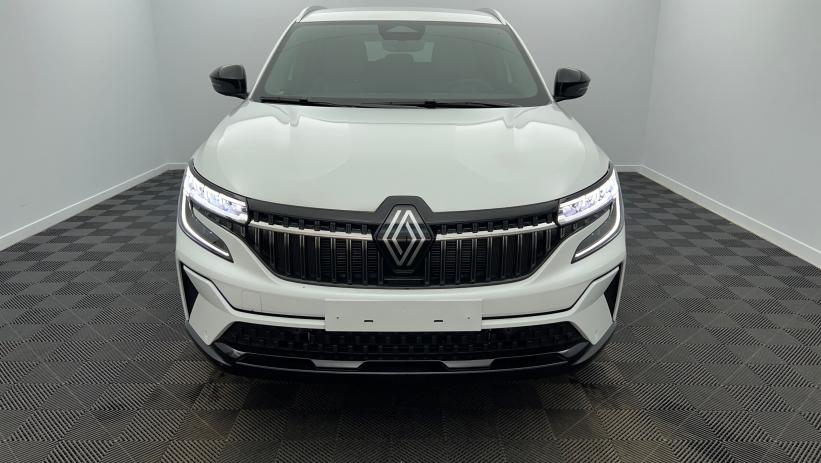 Aperçu du véhicule : E-Tech full hybrid 200 Techno Blanc Nacré avec 1950€ d'équipements inclus