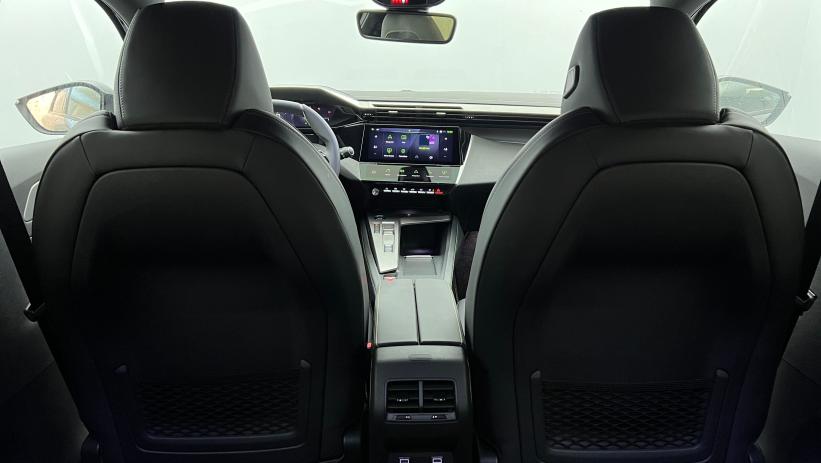 Aperçu du véhicule : BlueHDi 130ch S&S EAT8 GT Noir Perla Nera avec 4500€ d'équipements inclus