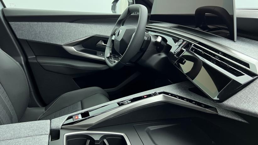 Aperçu du véhicule : Hybrid 145 e-DCS6 GT Blanc Okénite avec 5550€ d'équipements inclus