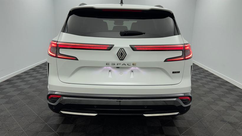 Aperçu du véhicule : E-Tech full hybrid 200 Iconic Blanc Nacré avec 1000€ d'équipements inclus