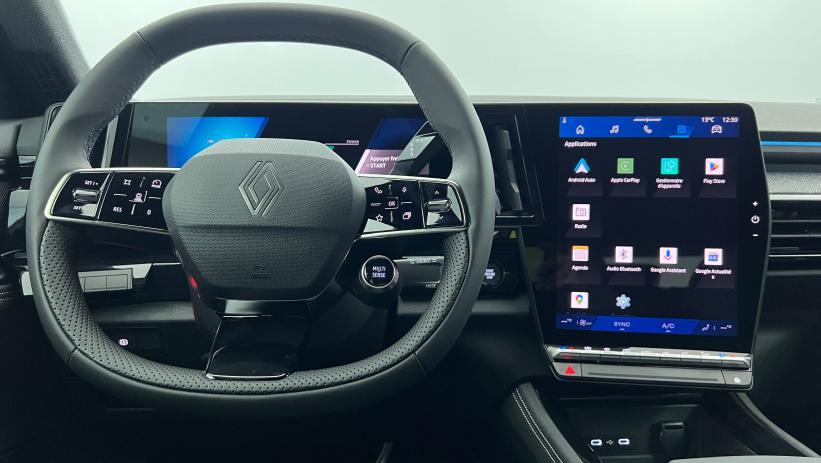 Aperçu du véhicule : Nouveau E-Tech full hybrid 200 Techno Noir Etoilé avec 1800€ d'équipements inclus