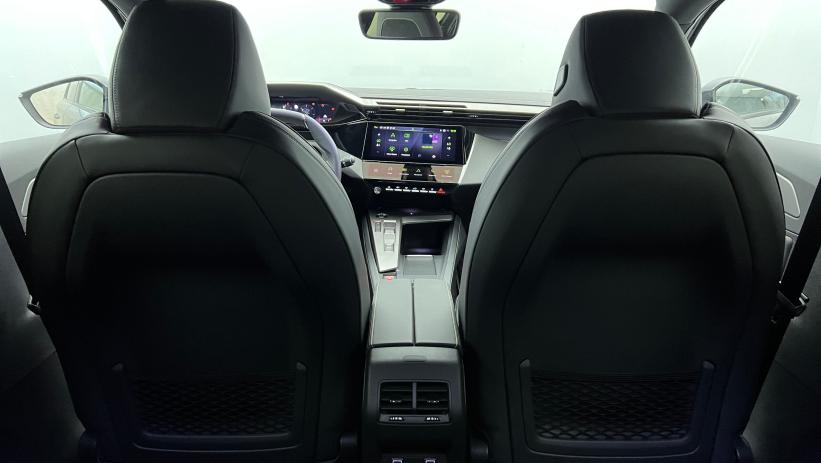 Aperçu du véhicule : BlueHDi 130ch S&S EAT8 GT Gris Selenium avec 4500€ d'équipements inclus