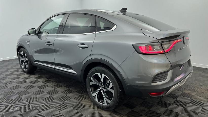 Aperçu du véhicule : E-Tech full hybrid 145 Techno Gris métallique avec 800€ d'équipements inclus