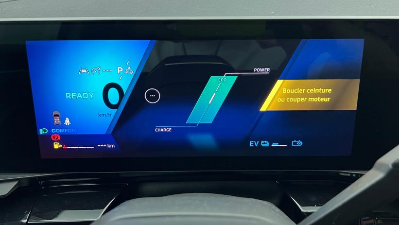 Aperçu du véhicule : E-Tech full hybrid 200 Techno Blanc Nacré avec 1950€ d'équipements inclus