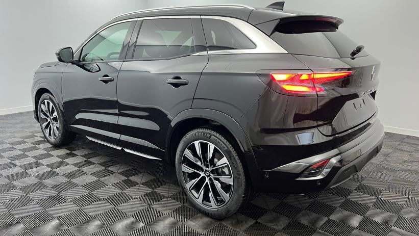 Aperçu du véhicule : Nouveau E-Tech full hybrid 200 Techno Noir Etoilé avec 1800€ d'équipements inclus