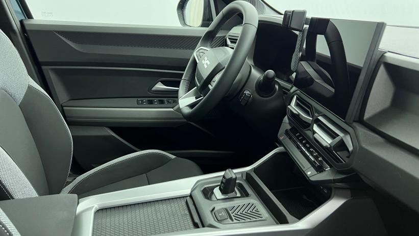 Aperçu du véhicule : Hybrid 155 Journey Bleu Indigo Toit Noir avec 2150€ d'équipements inclus