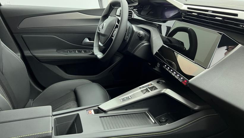 Aperçu du véhicule : BlueHDi 130ch S&S EAT8 GT Rouge Elixir avec 4700€ d'équipements inclus